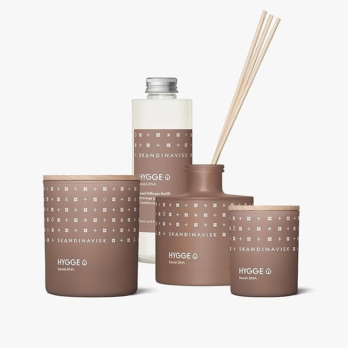 Skandinavisk Hygge 'Cosiness' Scented Candle. Fragrance Notes: Black Tea and Mint Leaves, Dried Apples and Baked Cinnamon. 7.0 oz. - Bloomnest