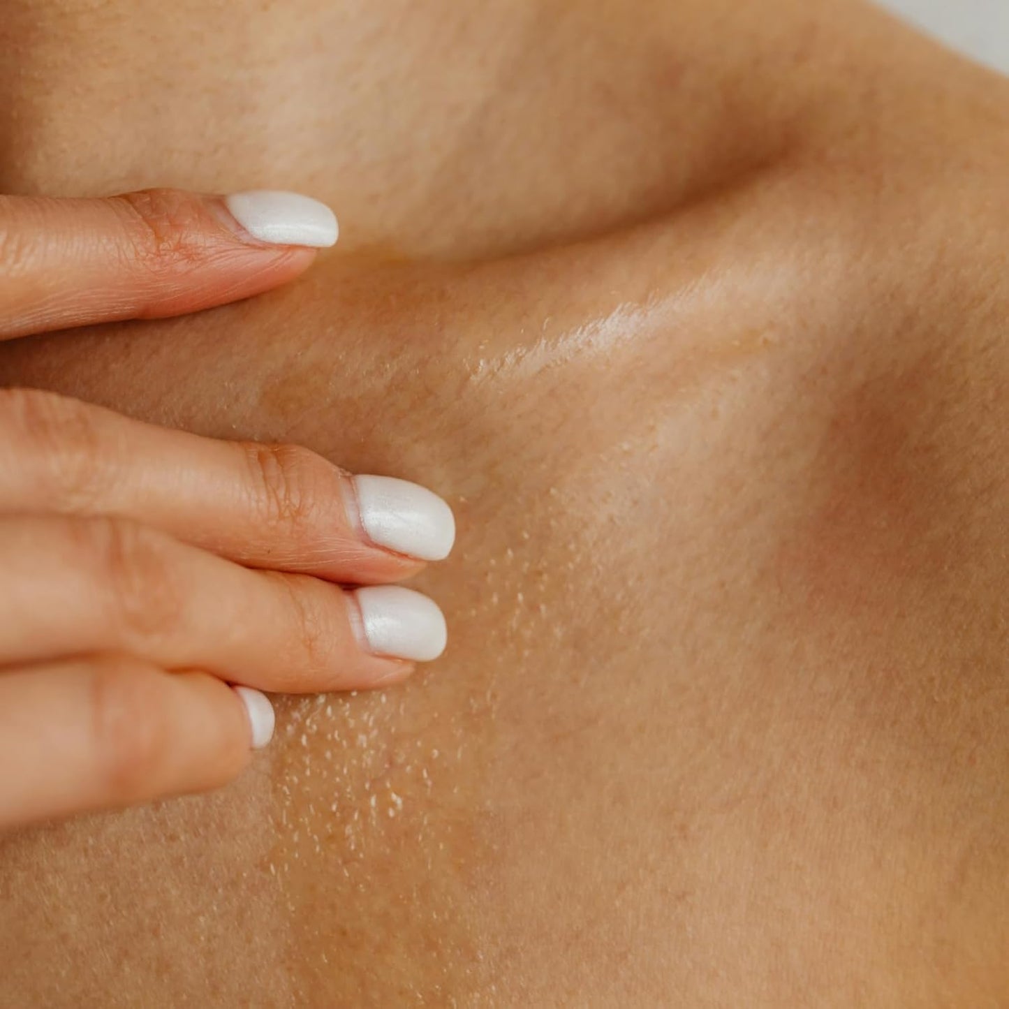 MELONY Massage Oil Candle for Pure Relaxation- 8.1 oz- Moisturizing Essential Oil Body Massage Candle for Home Spa- Amazing Gift for Women & Men (Verbena & Patchouli)