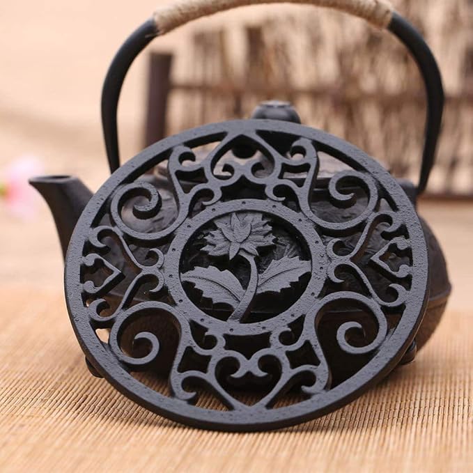 HwaGui Japanese Cast Iron Trivets Round Trivet with Rubber Pegs for Kitchen Teapot Stand Insulated Pot Mat to Protect The Desktop, 13.5 cm (5 Inch) - Black