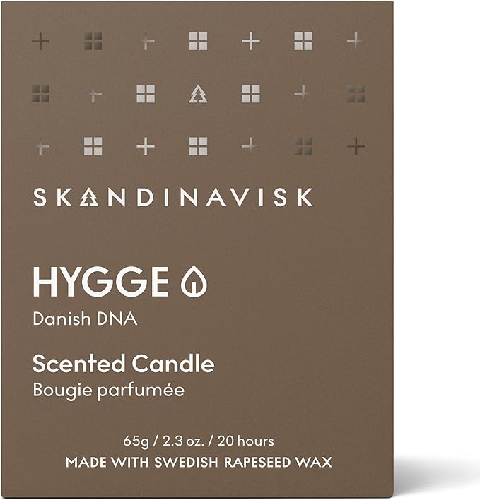 Skandinavisk Hygge 'Cosiness' Mini Scented Candle. Fragrance Notes: Black Tea and Mint Leaves, Dried Apples and Baked Cinnamon. 2.3 oz. - Bloomnest