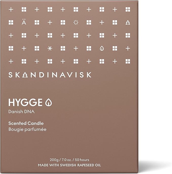 Skandinavisk Hygge 'Cosiness' Scented Candle. Fragrance Notes: Black Tea and Mint Leaves, Dried Apples and Baked Cinnamon. 7.0 oz. - Bloomnest