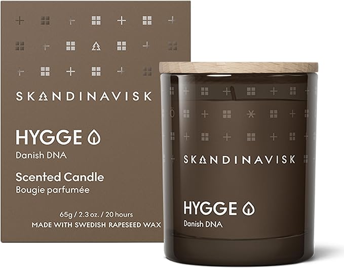 Skandinavisk Hygge 'Cosiness' Mini Scented Candle. Fragrance Notes: Black Tea and Mint Leaves, Dried Apples and Baked Cinnamon. 2.3 oz. - Bloomnest