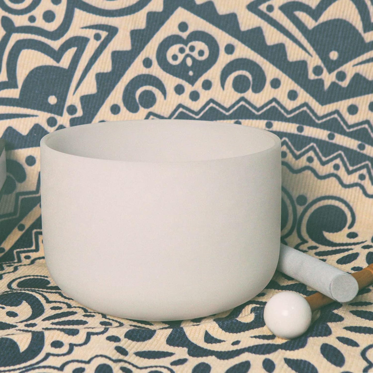 Hye-eun 12 Inch F Note White Frosted Crystal Singing Bowl 432hz Heart Chakra with Suede Stick for Yoga Sound Healing With Carry Case