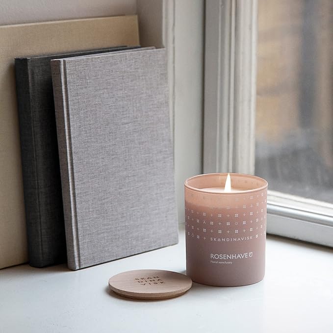 Skandinavisk ROSENHAVE 'Rose Garden' Mini Scented Candle. Fragrance Notes: Alba Rose and Elderflower, Geranium and Blackcurrant Buds. 2.3 oz. - Bloomnest