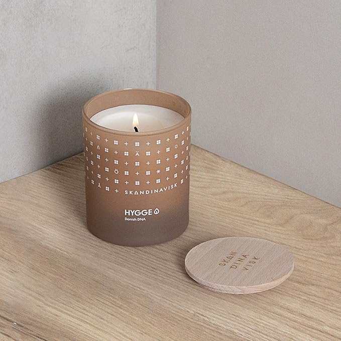 Skandinavisk Hygge 'Cosiness' Scented Candle. Fragrance Notes: Black Tea and Mint Leaves, Dried Apples and Baked Cinnamon. 7.0 oz. - Bloomnest