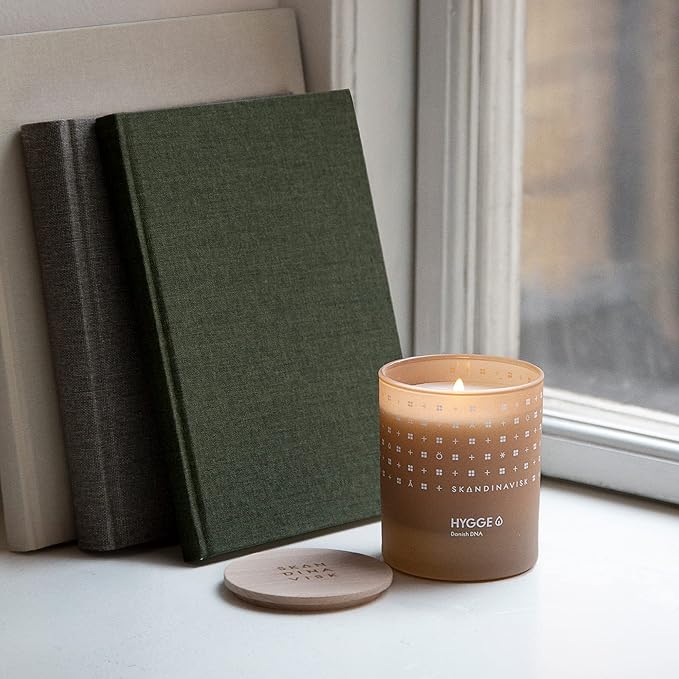 Skandinavisk Hygge 'Cosiness' Scented Candle. Fragrance Notes: Black Tea and Mint Leaves, Dried Apples and Baked Cinnamon. 7.0 oz. - Bloomnest