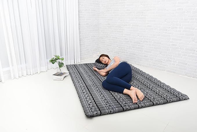 Leewadee - Foldable Floor Mattress - Japanese Roll Up Futon -Trifold Tatami Mat- Guest Floor Bed - Camping Mattress - Thai Massage Mat, Kapok Filled, 75 x 57 inches, Black White - Bloomnest