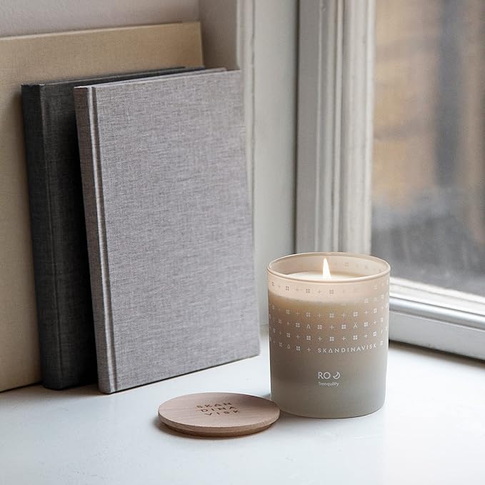 Skandinavisk RO 'Tranquility' Scented Candle. Fragrance Notes: Cut Grasses and Fallen Leaves, Cucumber and Wild Violets. 7.0 oz. - Bloomnest