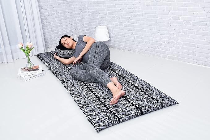 Leewadee - Foldable Floor Mattress - Japanese Roll Up Futon -Trifold Tatami Mat- Guest Floor Bed - Camping Mattress - Thai Massage Mat, Kapok Filled, 75 x 28 inches, Black White - Bloomnest