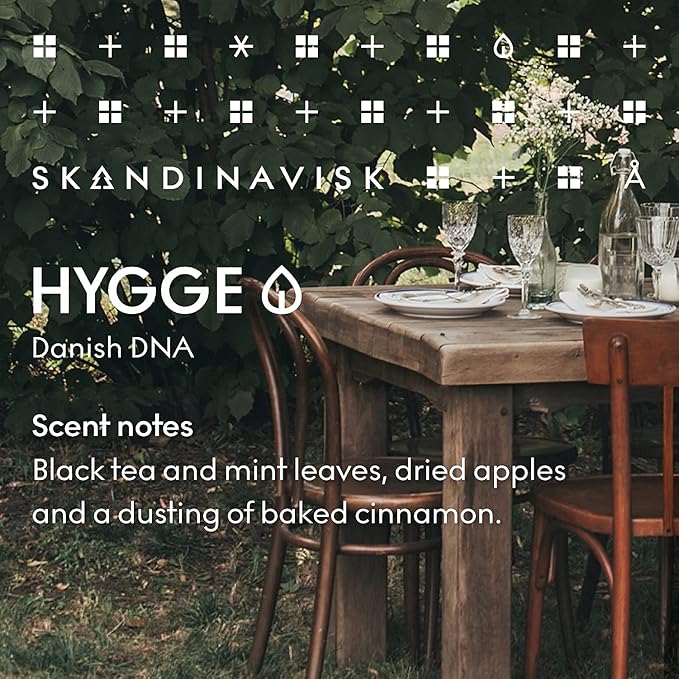 Skandinavisk Hygge 'Cosiness' Scented Candle. Fragrance Notes: Black Tea and Mint Leaves, Dried Apples and Baked Cinnamon. 7.0 oz. - Bloomnest