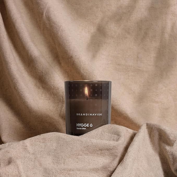 Skandinavisk Hygge 'Cosiness' Mini Scented Candle. Fragrance Notes: Black Tea and Mint Leaves, Dried Apples and Baked Cinnamon. 2.3 oz. - Bloomnest