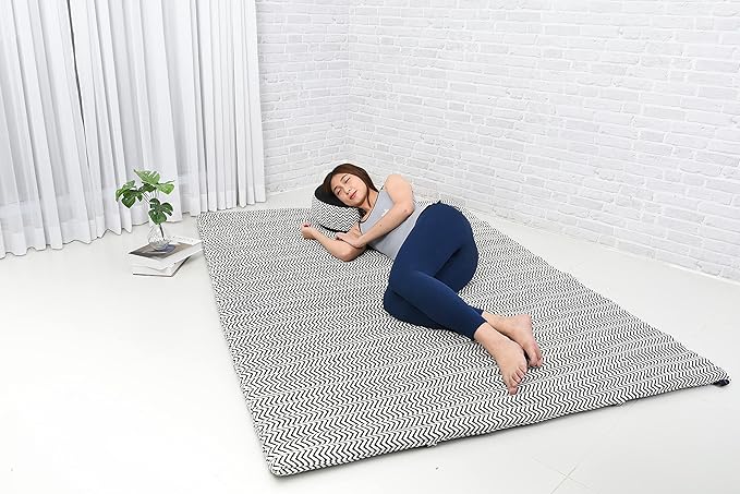Leewadee - Foldable Floor Mattress - Japanese Roll Up Futon -Trifold Tatami Mat- Guest Floor Bed - Camping Mattress - Thai Massage Mat, Kapok Filled, 75 x 57 inches, Black White - Bloomnest